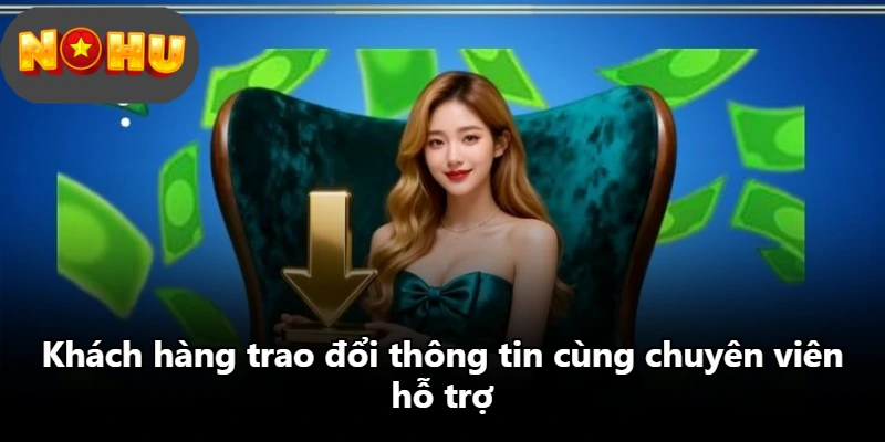 Khách hàng trao đổi thông tin cùng chuyên viên hỗ trợ